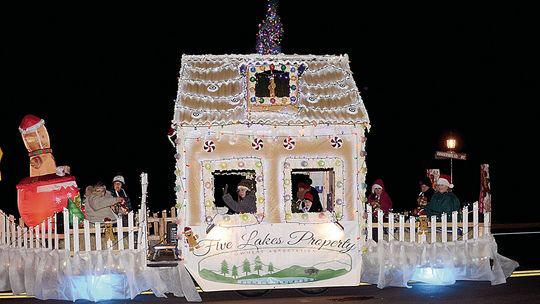 5-Lakes’ Yakers Win Yule Parade Float Competition