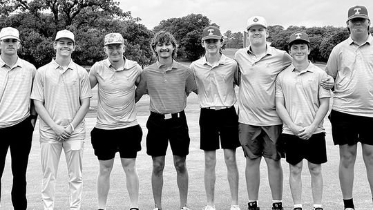Dog Golf Team Shows Big Improvement During Season, Competes In Regional