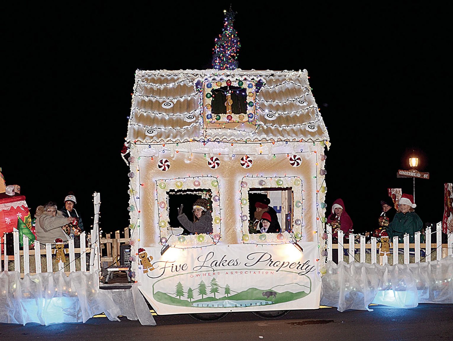 5-Lakes’ Yakers Win Yule Parade Float Competition